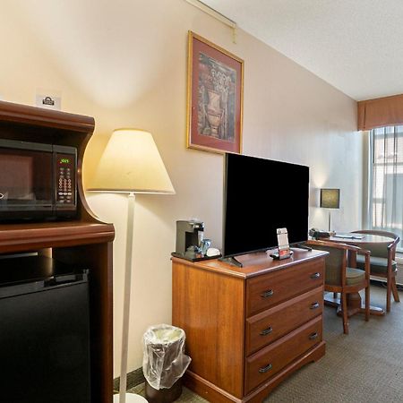 Days Inn & Suites By Wyndham Mt Pleasant Mount Pleasant Eksteriør billede