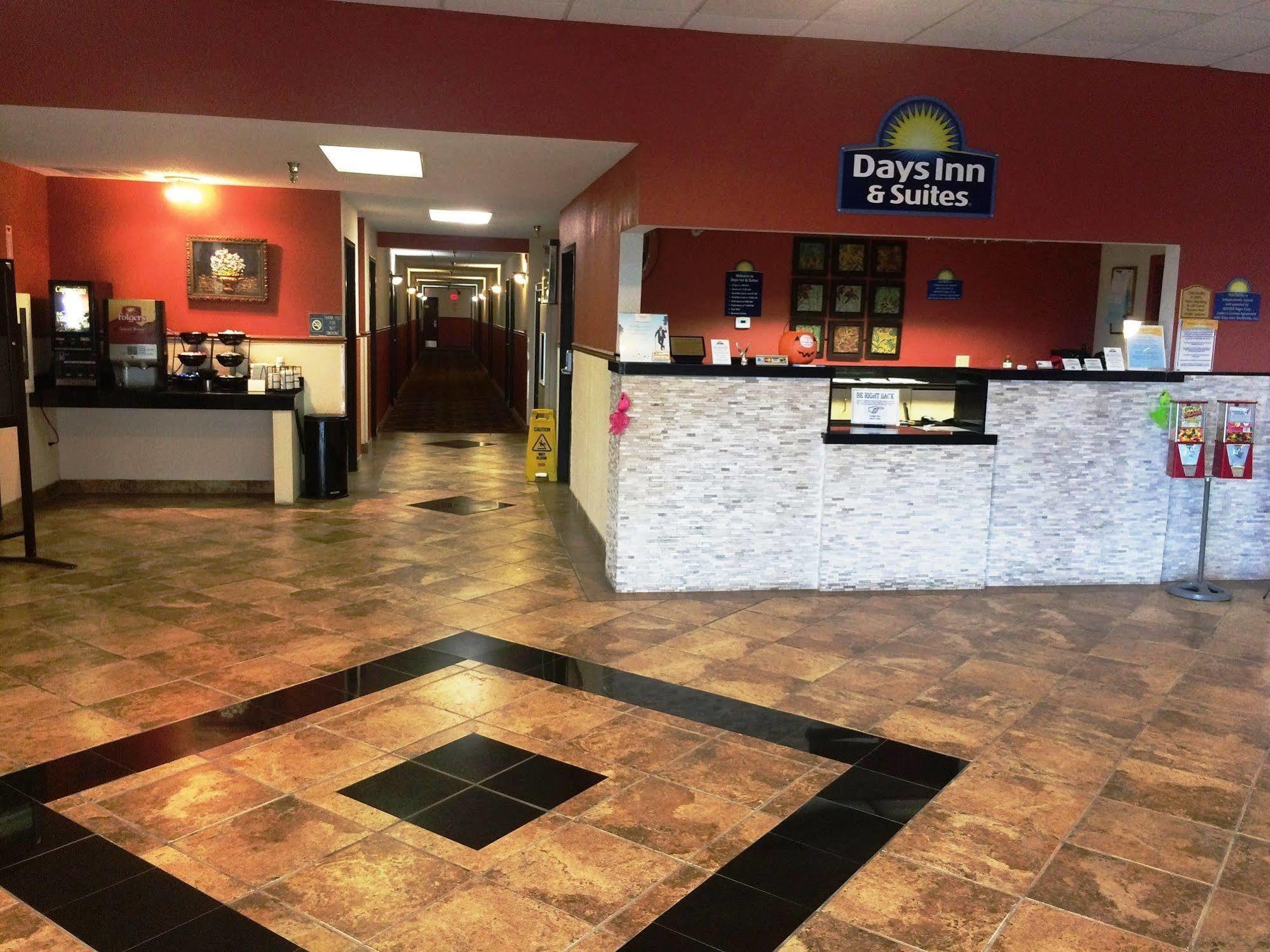 Days Inn & Suites By Wyndham Mt Pleasant Mount Pleasant Eksteriør billede